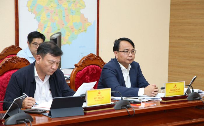 Các đồng chí Đặng Hồng Sỹ, Phó Bí thư Thường trực Tỉnh ủy; Bùi Thắng, Phó Bí thư Tỉnh ủy tham dự cuộc họp