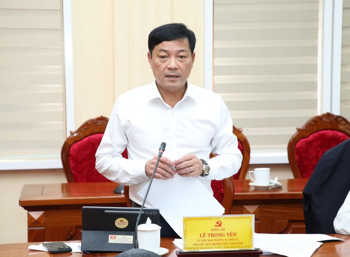Đồng chí Lê Trọng Yên, Ủy viên Ban Thường vụ Tỉnh ủy, Phó Chủ tịch Thường trực UBND tỉnh báo cáo tại cuộc họp