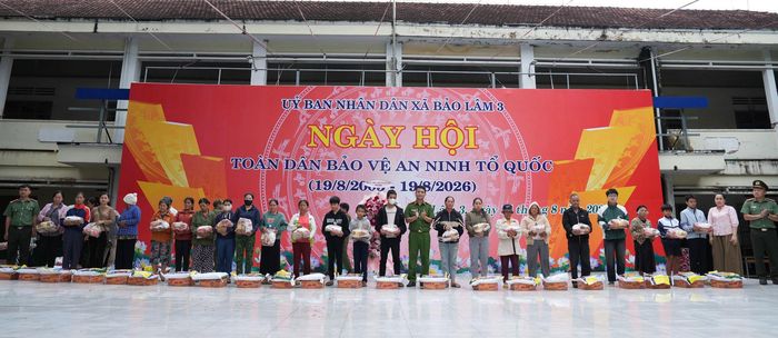 Trao quà cho các hộ dân có hoàn cảnh khó khăn ở địa phương trong "Ngày hội Toàn dân bảo vệ ANTQ"