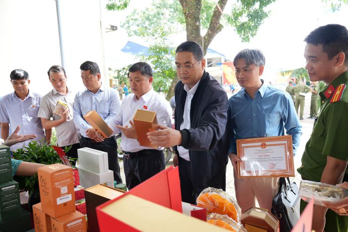 Ngày hội cũng là nơi quy tụ của các sản phẩm nông nghiệp của địa phương được trưng bày để quảng bá hình ảnh