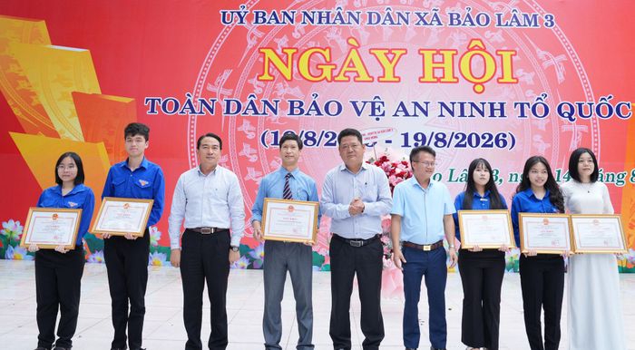 Khen thưởng 1 tập thể (trường THPT Lộc Thành) và 5 cá nhân có thành tích (1 giáo viên, 4 học sinh) đã có thành tích xuất sắc trong phong trào Toàn dân bảo vệ ANTQ