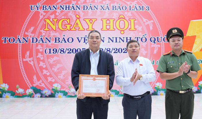 Đồng chí Nguyễn Đình Bình, Bí thư Đảng ủy, Chủ tịch HĐND xã trao giấy khen của Giám đốc Công an tỉnh Lâm Đồng cho Nhân dân và cán bộ xã Bảo Lâm 3 đã có thành tích trong triển khai phong trào Toàn dân bảo vệ ANTQ và tổ chức các hoạt động tiến tới “Ngày hội toàn dân bảo vệ an ninh Tổ quốc” năm 2026