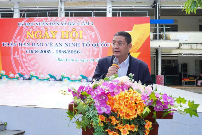 Đồng chí Hồng Việt Trung, Chủ tịch UBND xã Bảo Lâm 3 phát biểu trong Ngày hội Toàn dân bảo vệ ANTQ
