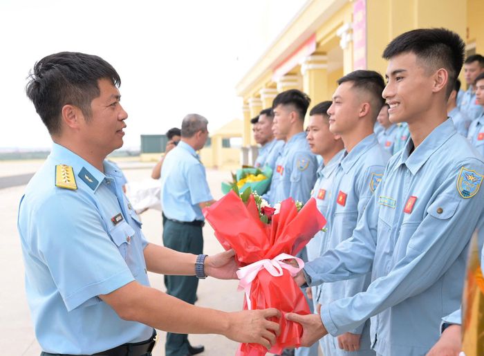 Đại tá Nguyễn Văn Lai, Trung đoàn trưởng Trung đoàn 915 tặng hoa chúc mừng các học viên hoàn thành tốt nhiệm vụ thi tốt nghiệp thực hành bay