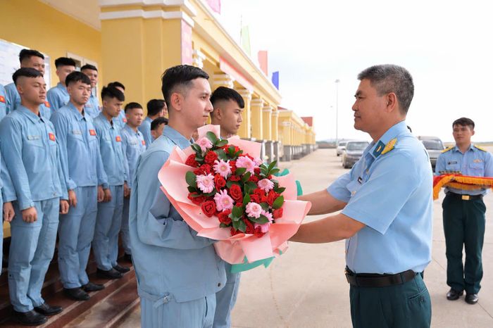 Đại tá Nguyễn Thành Vinh, Phó Hiệu trưởng Trường Sĩ quan Không quân tặng hoa chúc mừng các học viên hoàn thành tốt nhiệm vụ thi tốt nghiệp thực hành bay