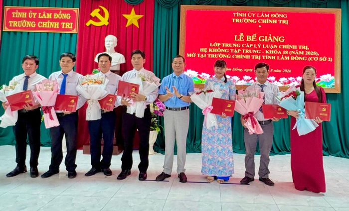 Thầy Dụng Văn Duy, Phó Hiệu trưởng Trường Chính trị tỉnh trao Bằng tốt nghiệp cho học viên