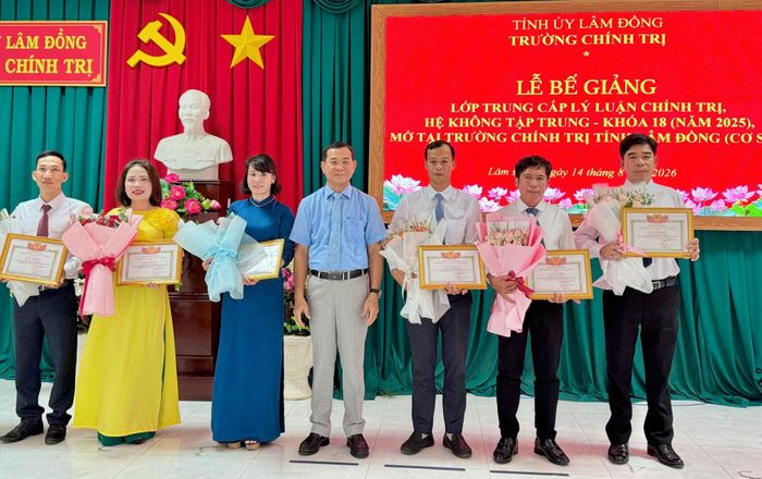6 học viên có thành tích xuất sắc trong học tập và rèn luyện được nhận Giấy khen của Trường Chính trị tỉnh Lâm Đồng