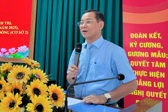 Thầy Dụng Văn Duy, Phó Hiệu trưởng Trường Chính trị tỉnh Lâm Đồng phát biểu tại Lễ bế giảng