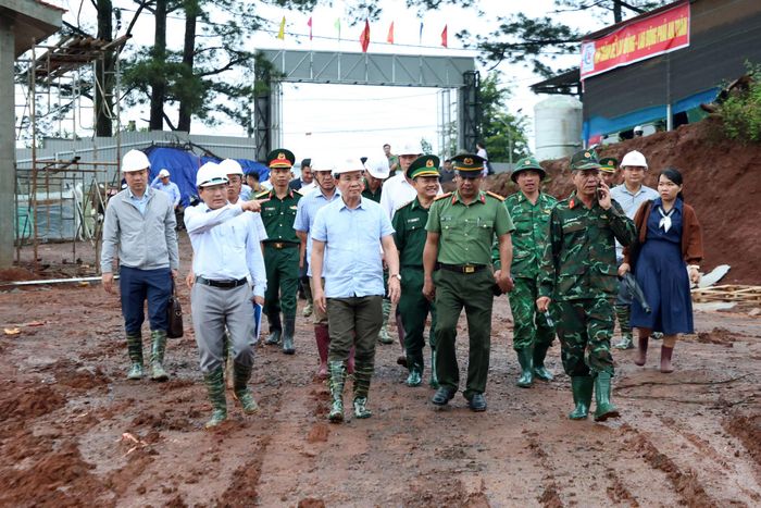 Chủ tịch UBND tỉnh Lâm Đồng Hồ Văn Mười kiểm tra thực địa tiến độ thi công Trường Phổ thông nội trú liên cấp Tiểu học và THCS Quảng Trực