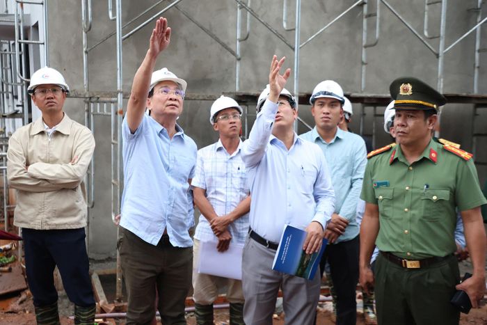 Chủ tịch UBND tỉnh Lâm Đồng Hồ Văn Mười yêu cầu các đơn vị phải tập trung cao độ, huy động tối đa nhân lực, tổ chức thi công liên tục