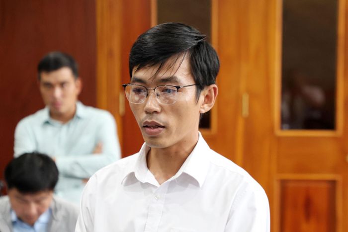 Phó Hiệu trưởng Trường Phổ thông nội trú liên cấp Tiểu học và THCS Quảng Trực Nguyễn Đình Huỳnh Lương báo cáo công tác tuyển sinh, phân công giáo viên
