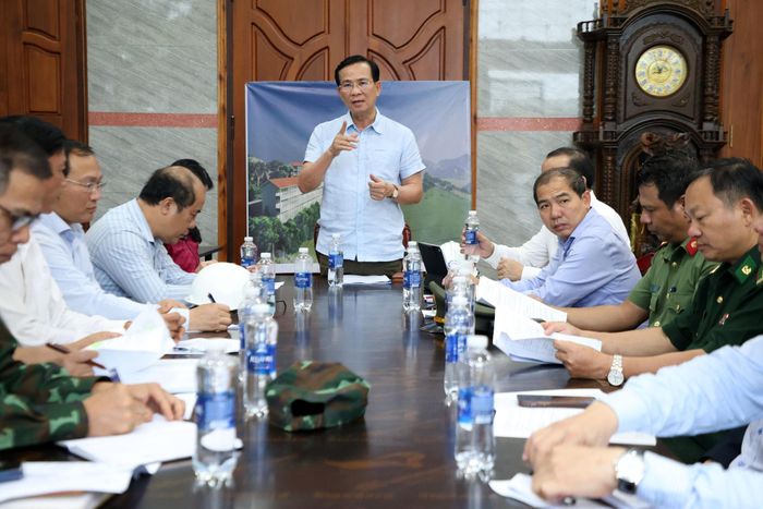 Đồng chí Hồ Văn Mười làm việc với chủ đầu tư, nhà thầu thi công và các đơn vị liên quan