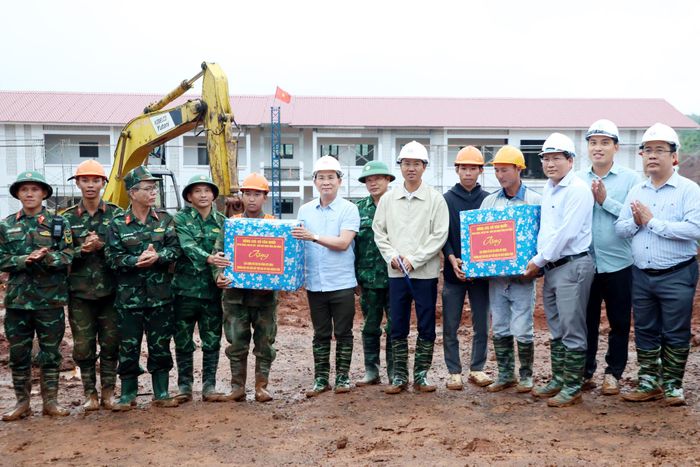 Đồng chí Hồ Văn Mười, Ủy viên Ban Chấp hành Trung ương Đảng, Phó Bí thư Tỉnh ủy, Chủ tịch UBND tỉnh Lâm Đồng tặng quà động viên các lực lượng thi công tại công trình