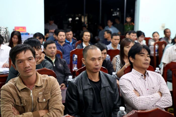 Người dân tham gia buổi gặp gỡ, đối thoại