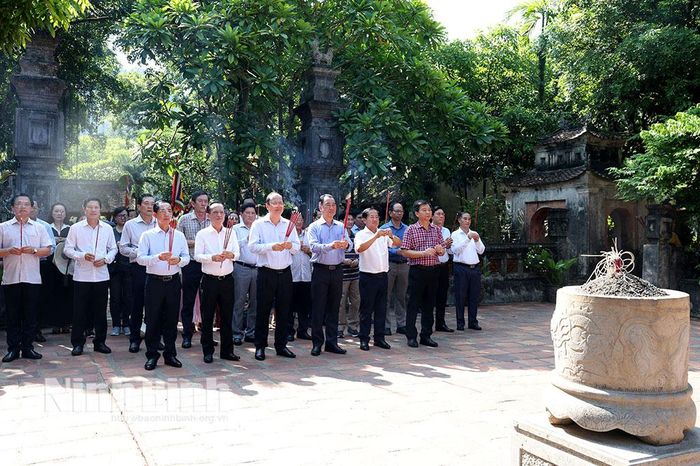 Các đại biểu dâng hương tại đền thờ vua Lê Đại Hành.