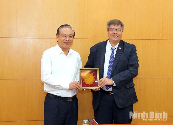 Đồng chí Đặng Thanh Sơn, Ủy viên Ban Thường vụ Tỉnh ủy, Phó Chủ tịch UBND tỉnh tặng quà lưu niệm cho TS. Trần Hải Linh, Ủy viên Ủy ban Trung ương MTTQ Việt Nam, Chủ tịch Hiệp hội Doanh nhân và Đầu tư Việt Nam - Hàn Quốc.