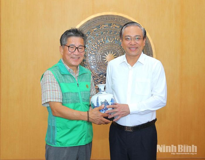 Đồng chí Đặng Thanh Sơn, Ủy viên Ban Thường vụ Tỉnh ủy, Phó Chủ tịch UBND tỉnh tặng quà lưu niệm cho ông RYU JAE SEON, Chủ tịch hội SAEMAUL, Thành phố GWANGJU.