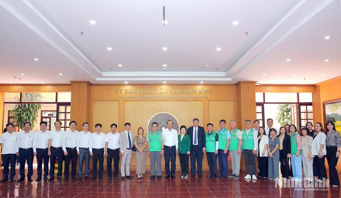 Các đại biểu chụp ảnh lưu niệm.