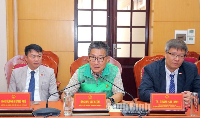 Ông RYU JAE SEON, Chủ tịch Hội SAEMAUL, Thành phố GWANGJU phát biểu ý kiến.