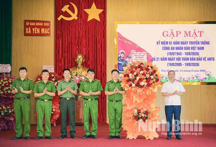 Lãnh đạo xã Yên Mạc tặng hoa chúc mừng buổi gặp mặt.