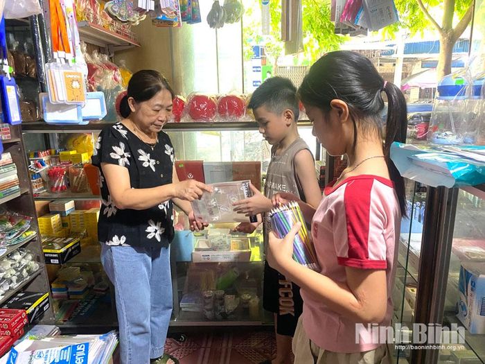 Học sinh chọn mua sách, vở, dụng cụ học tập tại một cửa hàng văn phòng phẩm trên địa bàn xã Nam Trực.