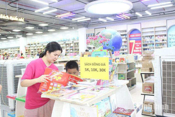 Phụ huynh lựa chọn sách, vở, đồ dùng học tập và sách tham khảo cho con tại Nhà sách Tân Việt trên địa bàn phường Nam Định.