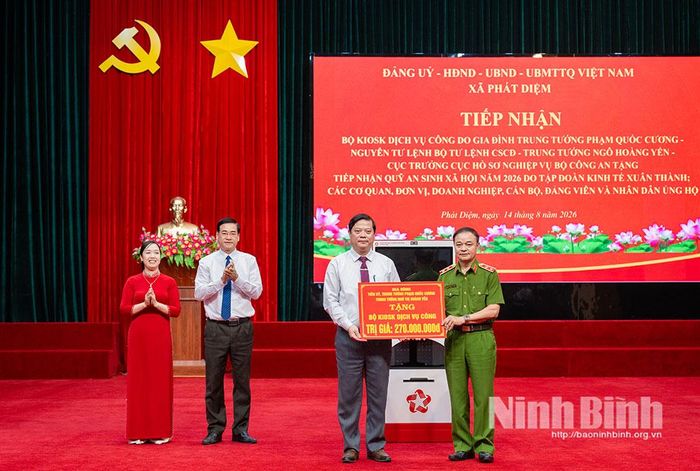 Gia đình Trung tướng Phạm Quốc Cương và Trung tướng Ngô Hoàng Yến trao tặng bộ Kiosk dịch vụ công cho xã Phát Diệm.