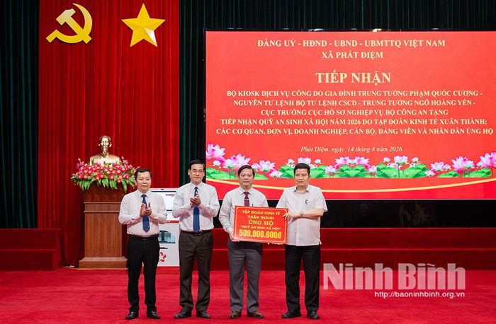 Ông Nguyễn Xuân Thành, Chủ tịch Hiệp hội Doanh nghiệp tỉnh, Chủ tịch HĐQT Tập đoàn Kinh tế Xuân Thành trao tiền ủng hộ Quỹ “An sinh xã hội” xã Phát Diệm năm 2026.