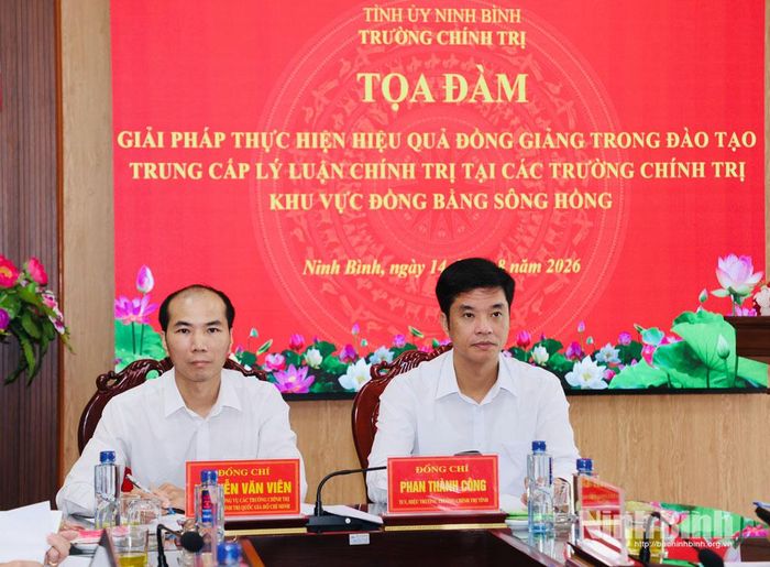 TS Nguyễn Văn Viên, Phó Vụ trưởng Vụ Các trường Chính trị, Học viện Chính trị quốc gia Hồ Chí Minh và đồng chí Phan Thành Công, Tỉnh ủy viên, Hiệu trưởng Trường Chính trị tỉnh Ninh Bình đồng chủ trì Tọa đàm.