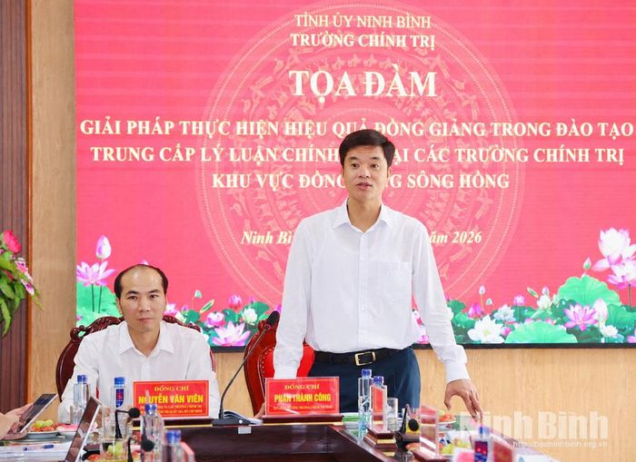 Đồng chí Phan Thành Công, Tỉnh ủy viên, Hiệu trưởng Trường Chính trị tỉnh Ninh Bình phát biểu tại buổi tọa đàm.