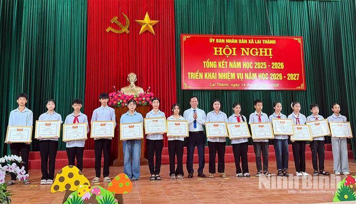 Lãnh đạo xã Lai Thành khen thưởng cho học sinh có thành tích xuất sắc trong năm học 2025-2026. Ảnh: Hồng Nhung