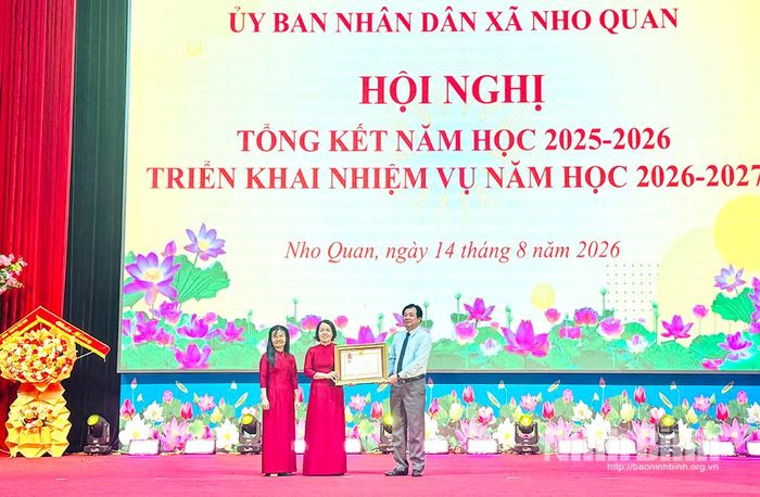 Thừa uỷ quyền, lãnh đạo xã Nho Quan trao Huân chương Lao động hạng Nhất của Chủ tịch nước cho tập thể Trường THCS Nho Quan.