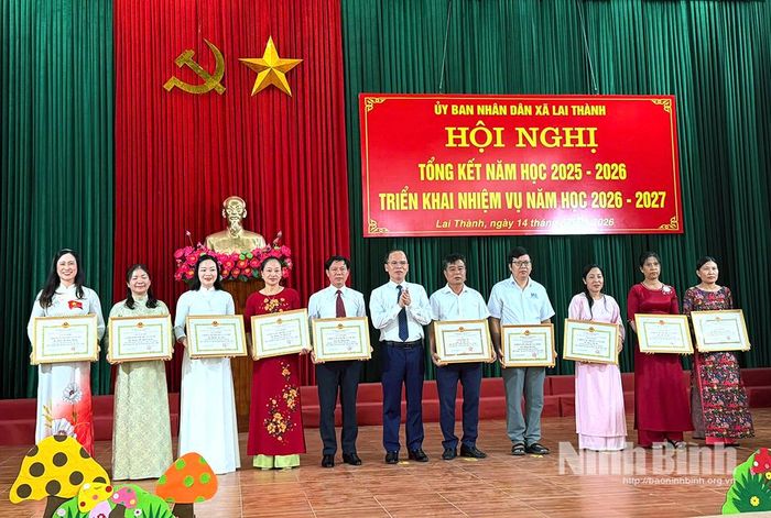 Lãnh đạo xã Lai Thành khen thưởng các cán bộ, giáo viên có thành tích xuất sắc trong năm học 2025-2026. Ảnh: Hồng Nhung