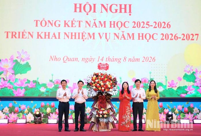 Đại diện Sở Giáo dục và Đào tạo tặng hoa chúc mừng thành tích xã Nho Quan đạt được trong năm học 2025-2026.