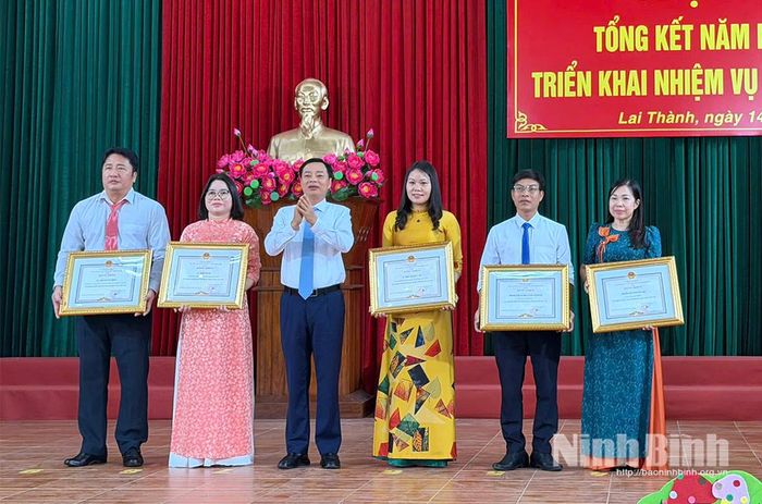 Lãnh đạo xã Lai Thành trao Bằng khen của Chủ tịch UBND tỉnh cho các tập thể, cá nhân đạt thành tích xuất sắc trong năm học 2025-2026. Ảnh: Hồng Nhung