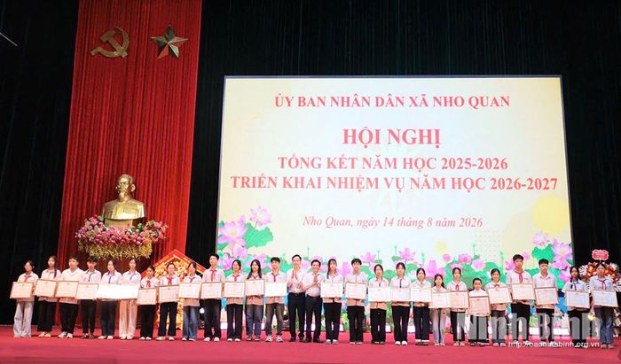 Lãnh đạo xã Nho Quan khen thưởng cho các em học sinh có thành tích xuất sắc trong năm học 2025-2026.