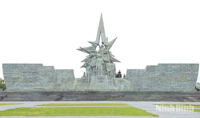 Tượng đài 10 Nữ Anh hùng liệt sỹ dân quân phòng không Lam Hạ. Ảnh: Đỗ Hồng