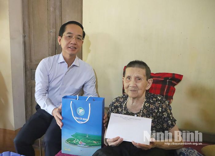 Đồng chí Hồ Thanh Thủy, Phó Bí thư Tỉnh ủy, Chủ tịch Ủy ban MTTQ Việt Nam tỉnh Cà Mau thăm, tặng quà bà Phạm Thị Thể, vợ Liệt sĩ Nguyễn Cao Bằng, tổ dân phố Trác Bút, phường Duy Tân.