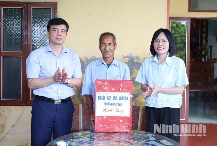 Lãnh đạo phường Duy Tân tặng quà cho gia đình ông Đinh Văn Tính, em trai Liệt sĩ Đinh Văn Ngữ, tổ dân phố Chuyên Nội, phường Duy Tân.