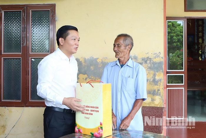 Đồng chí Nguyễn Cao Sơn, Tỉnh ủy viên, Phó Chủ tịch UBND tỉnh Ninh Bình thăm, động viên và tặng quà cho ông Đinh Văn Tính, em trai Liệt sĩ Đinh Văn Ngữ, tổ dân phố Chuyên Nội, phường Duy Tân.