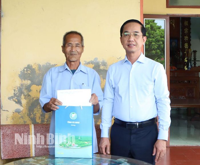 Đồng chí Hồ Thanh Thủy, Phó Bí thư Tỉnh ủy, Chủ tịch Ủy ban MTTQ Việt Nam tỉnh Cà Mau tặng quà cho gia đình ông Đinh Văn Tính, em trai Liệt sĩ Đinh Văn Ngữ, tổ dân phố Chuyên Nội, phường Duy Tân.