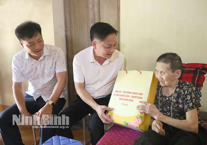 Lãnh đạo Sở Nội vụ và Văn phòng UBND tỉnh tặng quà của Tỉnh ủy - HĐND - UBND - Ủy ban MTTQ tỉnh cho bà Phạm Thị Thể, vợ Liệt sĩ Nguyễn Cao Bằng, tổ dân phố Trác Bút, phường Duy Tân.