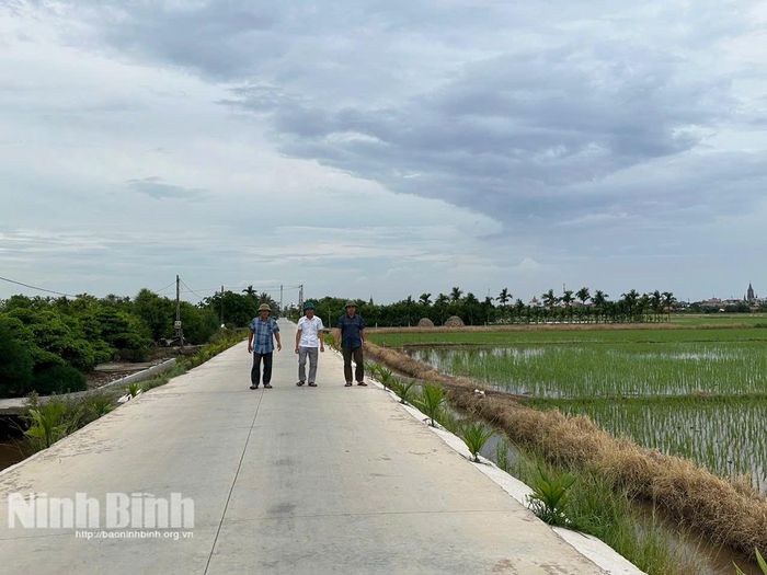 Tuyến đường giao thông nối thôn 14 và thôn 16 được bê tông hóa phẳng lỳ, giúp bà con thuận tiện sản xuất và vận chuyển nông sản.