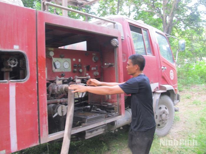 Xe cứu hỏa của Công ty Cổ phần Xi măng Vicem Bút Sơn tiếp nước cho máy bơm công suất lớn dập lửa.