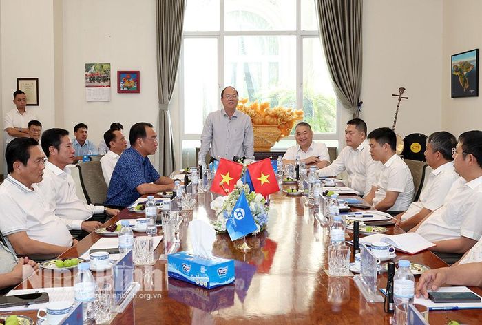 Quang cảnh buổi làm việc.