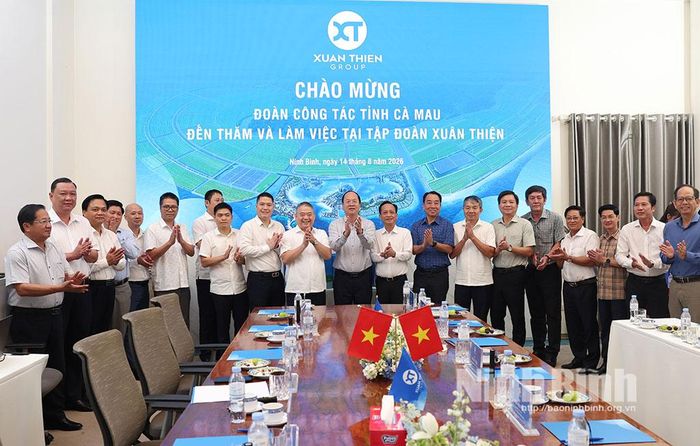 Các đại biểu chụp ảnh lưu niệm.