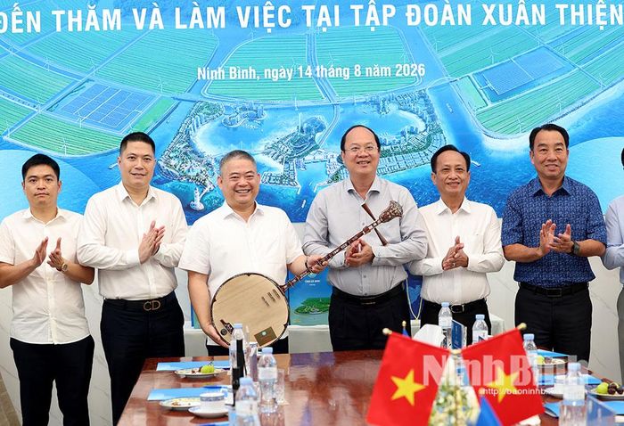 Các đồng chí lãnh đạo tỉnh Cà Mau trao quà lưu niệm cho lãnh đạo Tập đoàn Xuân Thiện.