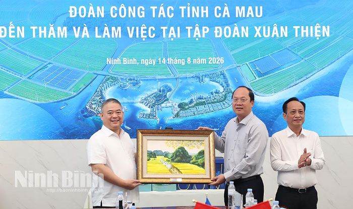 Ông Nguyễn Văn Thiện, Chủ tịch Tập đoàn Xuân Thiện trao quà lưu niệm cho lãnh đạo tỉnh Cà Mau.