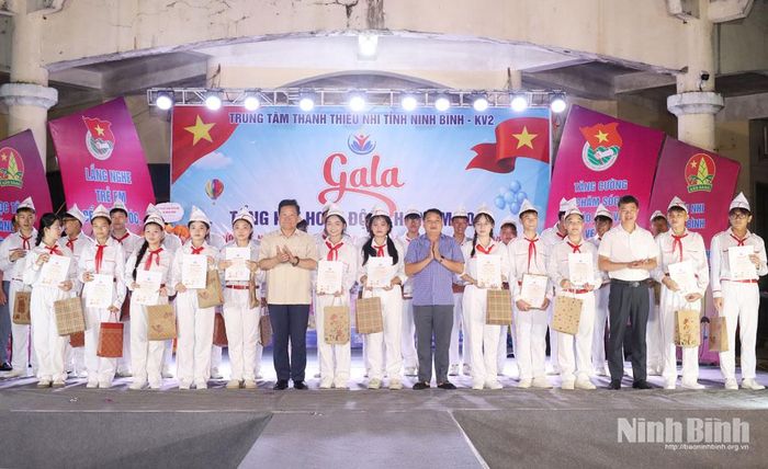 Trung tâm Thanh thiếu nhi tỉnh trao Giấy chứng nhận và quà cho các em trong CLB Kèn trống-Nghi thức Đội.
