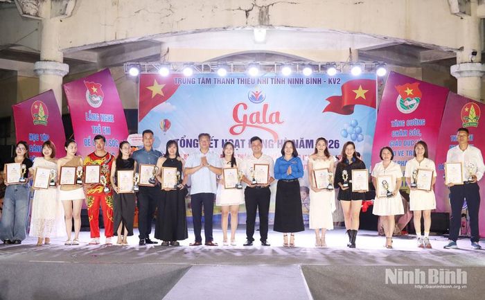 Lãnh đạo Tỉnh đoàn, Trung tâm Thanh thiếu nhi tỉnh - Khu vực 2 tặng Cúp và Giấy chứng nhận cho các CLB hoạt động tại Trung tâm.